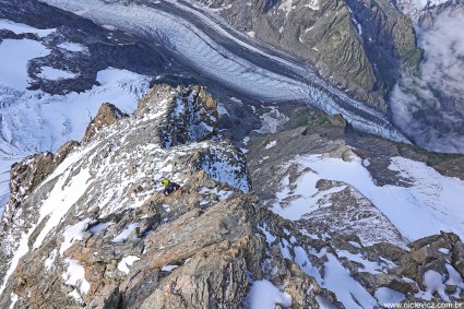 Vinícius Todero em plena Crista Oeste do Schreckhorn. No lado esquerdo da foto é possível identificar a Rampa. Foto de Waldemar Niclevicz.