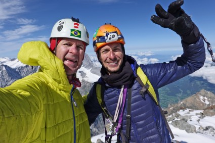 Waldemar Niclevicz e Vinícius Todero no cume do Schreckhorn (4.078m), no dia 14 de agosto de 2019.