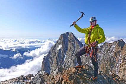 Waldemar Niclevicz no cume do Lauteraarhorn (4.042m), no dia 14/08/2019, ao fundo o Schreckhorn (4.078m). Foto de Vinícius Todero.