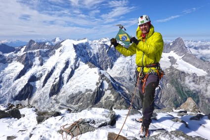 Waldemar Niclevicz no cume do Schreckhorn (4.078m), no dia 14 de agosto de 2019. Foto de Vinícius Todero.