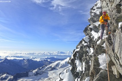 Travessia do Täschhorn (4.491m) para o Dom de Mischabel (4.545m), Suíça. Foto feita pela minha super parceira de escaladas Daiane Luise.