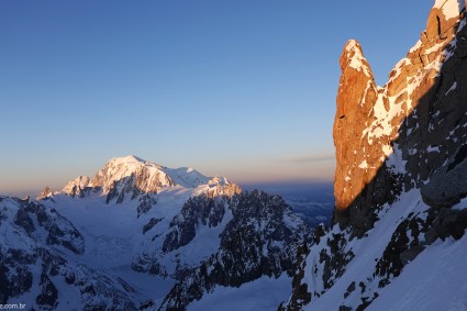 O Mont Blanc (4.807m) visto ao amanhecer durante a escalada do Les Droites (4.000m). Foto de Waldemar Niclevicz.