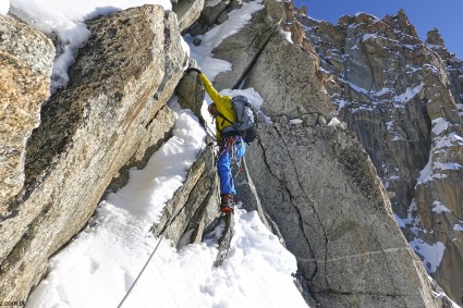 Vini Todero durante a escalada do Les Droites (4.000m). Foto de Waldemar Niclevicz.