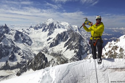 Waldemar Niclevicz no alto da Aiguille du Jardin (4.035m), completando a escalada de todos os 82 Quatro Mil dos Alpes, no dia 21 de abril de 2022. Foto de Vini Todero.