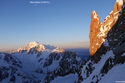Amanhecer durante a escalada do Les Droites (4.000m). Foto de Waldemar Niclevicz.