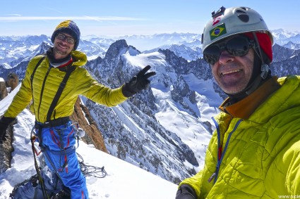 Vinícius Todero e Waldemar Niclevicz no cume do Les Droites (4.000m), no dia 14 de abril de 2022.