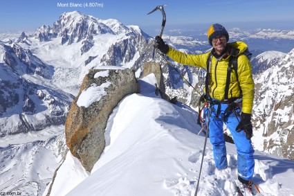 Vinícius Todero no cume do Les Droites (4.000m). Foto de Waldemar Niclevicz.