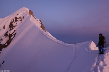 A bela e exposta crista que leva ao cume da Aiguille Verte depois de se escalar o Corredor Whymper. Foto de Waldemar Niclevicz.