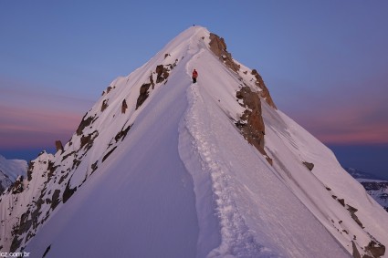 Crista da pirâmide superior da Aiguille Verte que parte do Colo Grande Rocheuse. Foto de Waldemar Niclevicz.