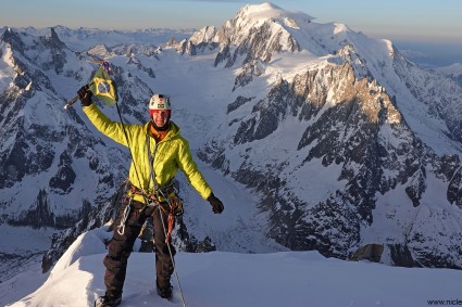 Waldemar Niclevicz no cume da Aiguille Verte (4.122m).  Foto de Vinícius Todero.