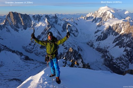Vinícius Todero no cume da Aiguille Verte (4.122m).  Foto de Waldemar Niclevicz.