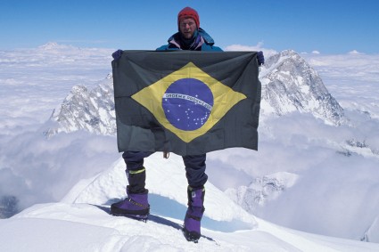 Waldemar Niclevicz no topo do Everest (8.848m) no dia 14 de maio de 1995. Foto de Mozart Catão.
