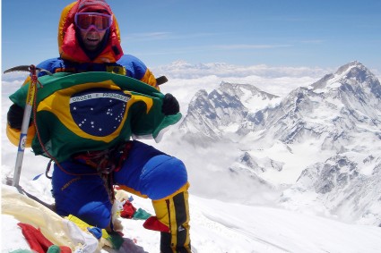 Waldemar Niclevicz pela segunda vez no cume do Everest (8.848m), 02 de junho de 2005. Foto de Irivan Gustavo Burda.